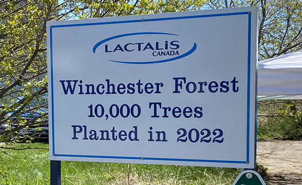 Une pancarte Lactalis Canada indiquant : Winchester Forest 10 000 arbres plantés en 2022